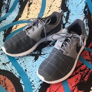 Nike Roshe One SE Big Kids Gym Shoe